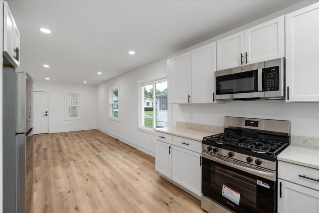 57 W End Avenue, Waterford Twp, MI 48328
