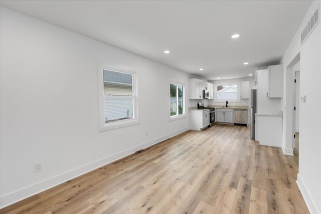57 W End Avenue, Waterford Twp, MI 48328
