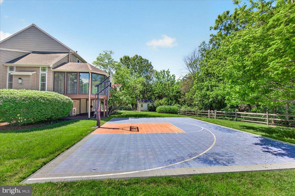 Image 16 of property listing at 19505 GRAY FARM CT, Poolesville, MD 20837