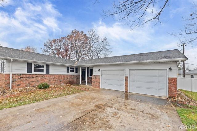 118 Whispering Oaks Dr. Drive, Bethalto, IL 62010