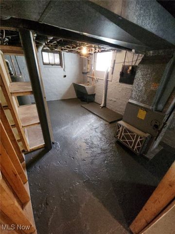 905 Selwyn, Cleveland, OH 44112