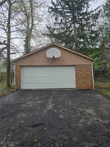 905 Selwyn, Cleveland, OH 44112