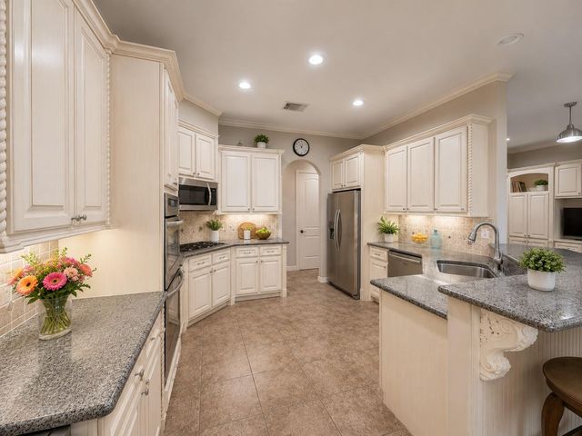 166 Hillsborough Drive W, Montgomery, TX 77356