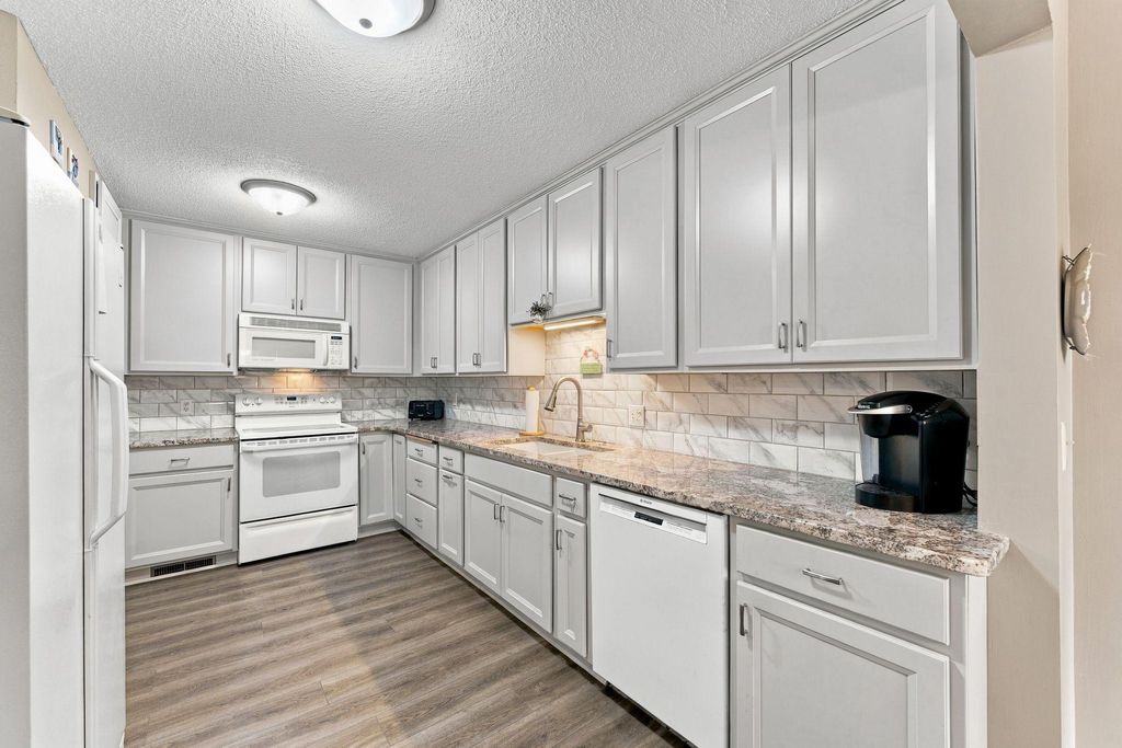 6121 Blake Ridge Road, Edina, MN 55436 — photo 4