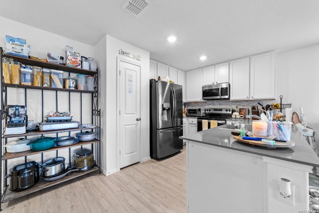 1076 Shutter Way, Kerrville, TX 78028