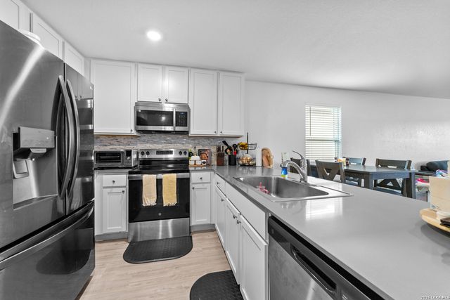 1076 Shutter Way, Kerrville, TX 78028