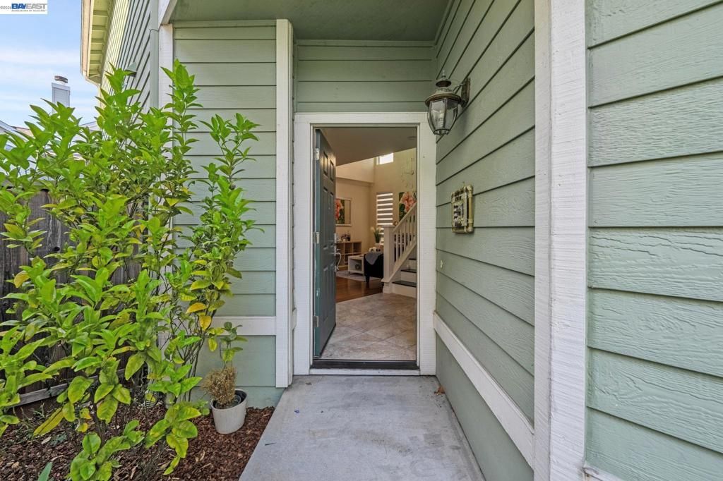 Image 3 of property listing at 35 Britt Ct, Alameda, CA 94502