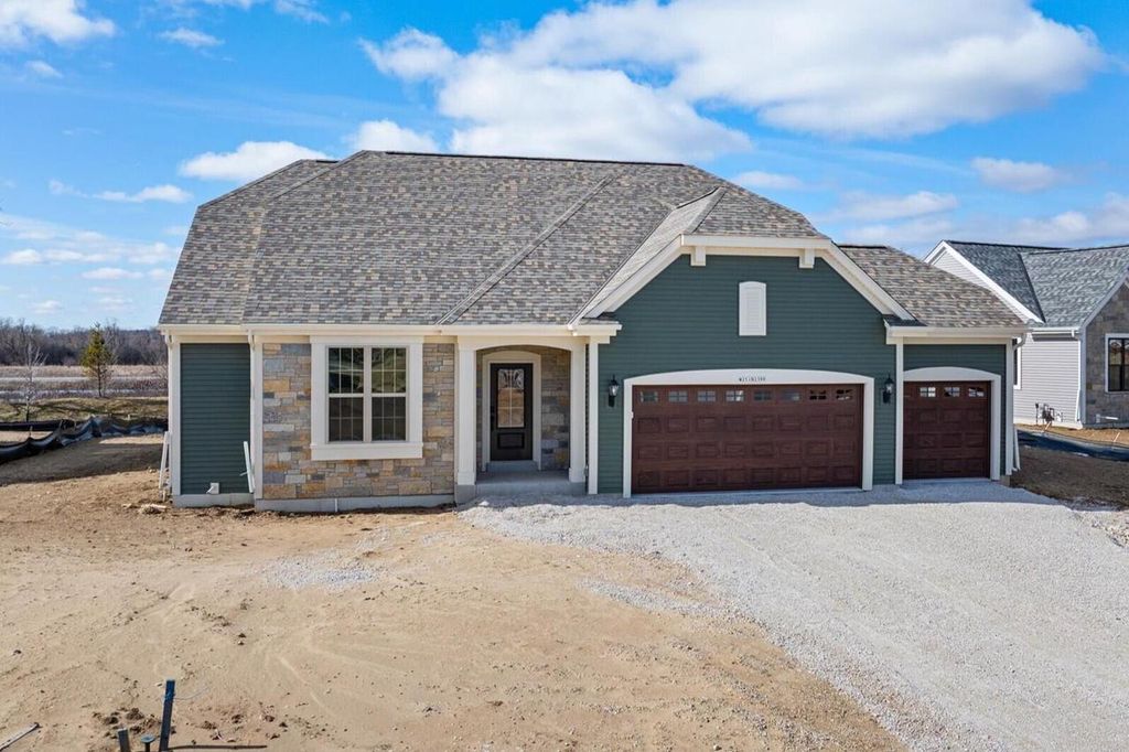 W251N2399 Valleyview CIRCLE, Pewaukee, WI 53072