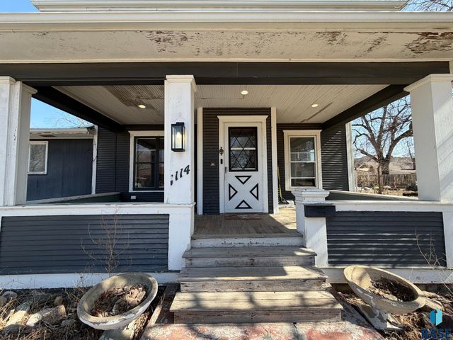 1114 S 6th Ave Avenue, Sioux Falls, SD 57105