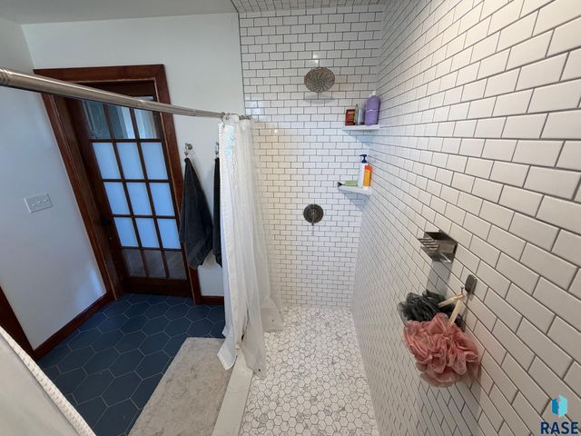 1114 S 6th Ave Avenue, Sioux Falls, SD 57105