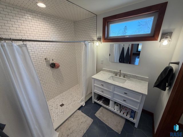 1114 S 6th Ave Avenue, Sioux Falls, SD 57105