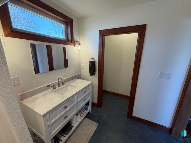 1114 S 6th Ave Avenue, Sioux Falls, SD 57105