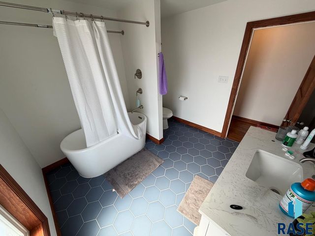 1114 S 6th Ave Avenue, Sioux Falls, SD 57105