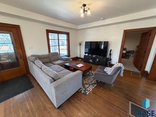 1114 S 6th Ave Avenue, Sioux Falls, SD 57105