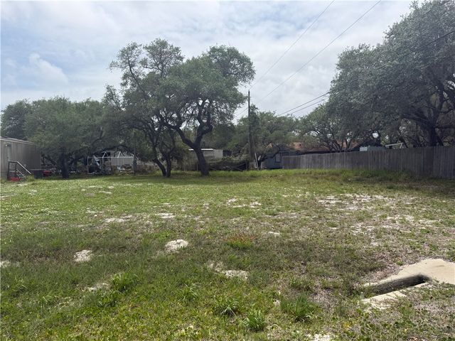 2007 Mallard Dr, Rockport, TX 78382