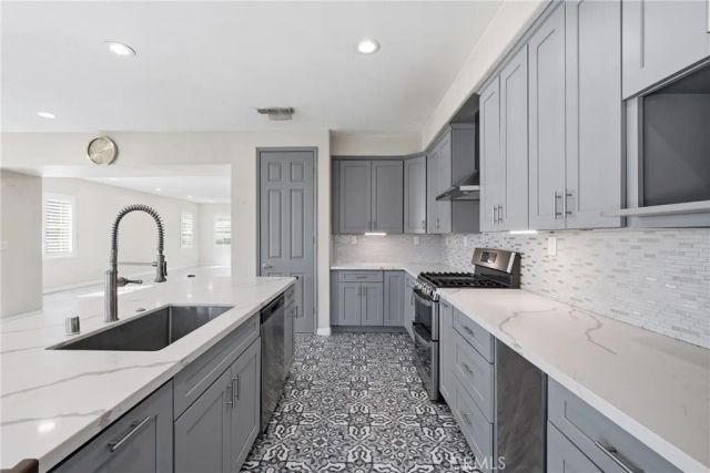 558 Calderone, Corona, CA 92879
