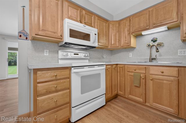 2230 Odette Drive, Waterford Charter Township, MI 48328