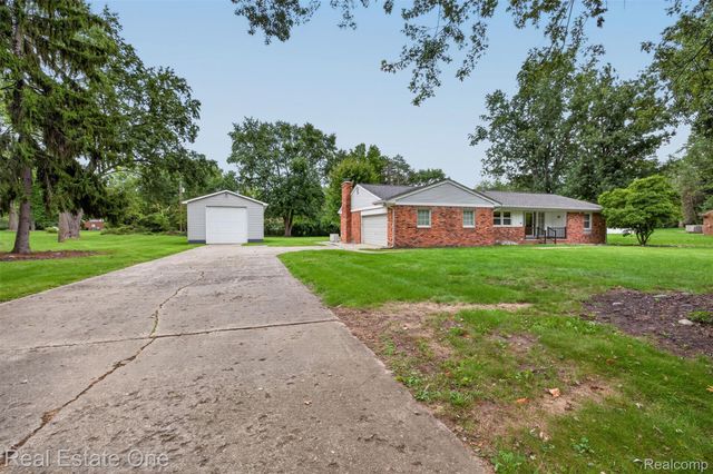 2230 Odette Drive, Waterford Charter Township, MI 48328