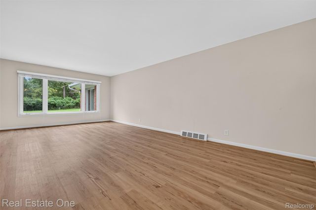 2230 Odette Drive, Waterford Charter Township, MI 48328
