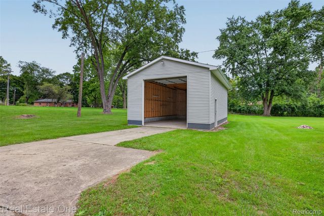 2230 Odette Drive, Waterford Charter Township, MI 48328
