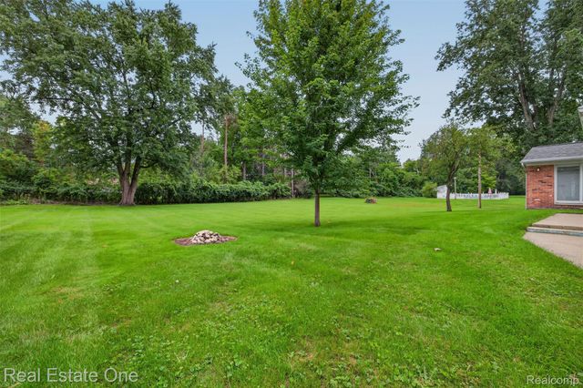 2230 Odette Drive, Waterford Charter Township, MI 48328