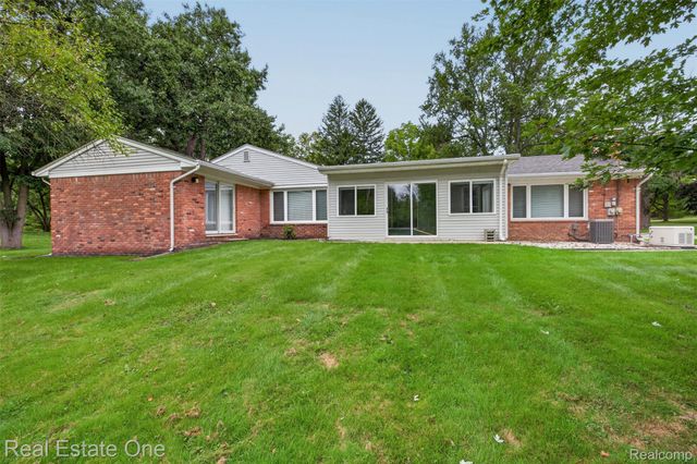 2230 Odette Drive, Waterford Charter Township, MI 48328