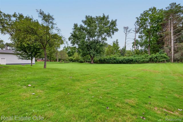 2230 Odette Drive, Waterford Charter Township, MI 48328