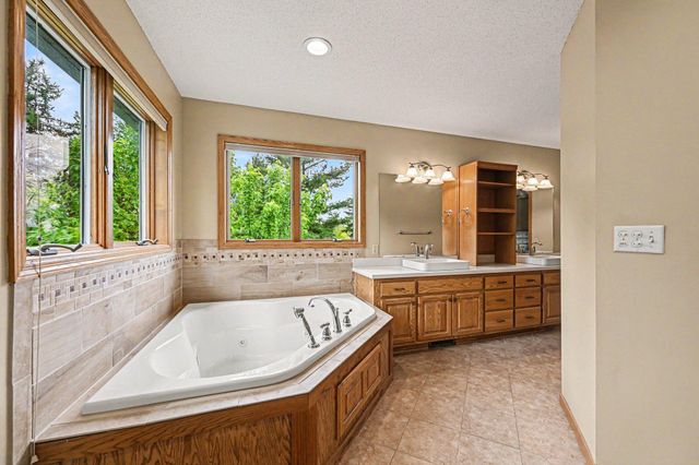 1452 Golf View Drive, River Falls, WI 54022