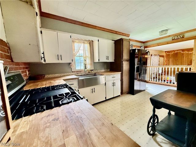 448 Hiwood Avenue, Munroe Falls, OH 44262