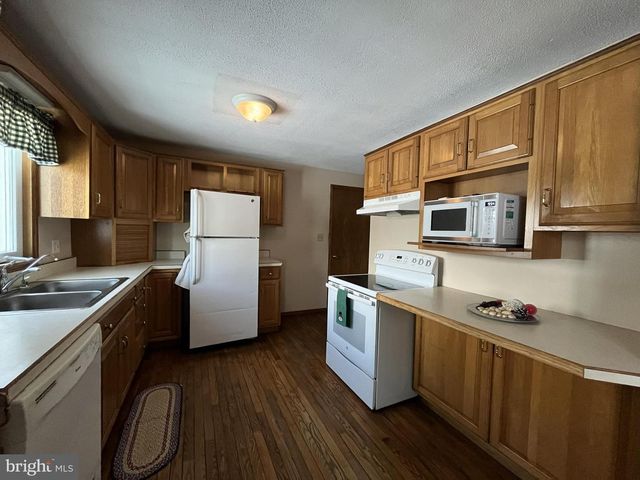 2 E NEW MARKET ST, Freeburg, PA 17827