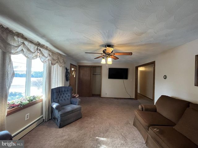 2 E NEW MARKET ST, Freeburg, PA 17827