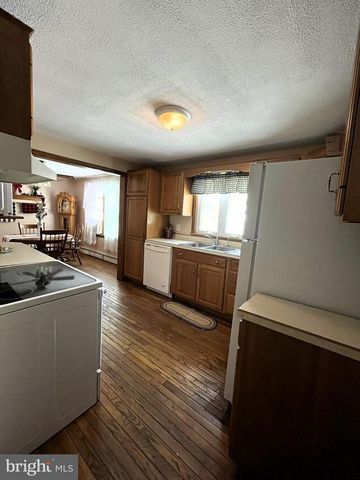 2 E NEW MARKET ST, Freeburg, PA 17827