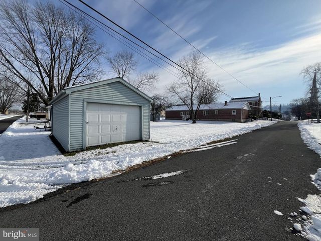 2 E NEW MARKET ST, Freeburg, PA 17827