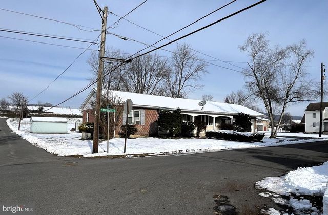 2 E NEW MARKET ST, Freeburg, PA 17827