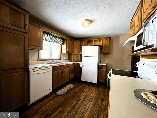 2 E NEW MARKET ST, Freeburg, PA 17827