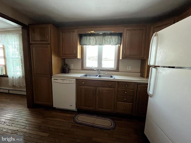 2 E NEW MARKET ST, Freeburg, PA 17827