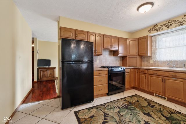 680 Colonial Way, Greenwood, IN 46142