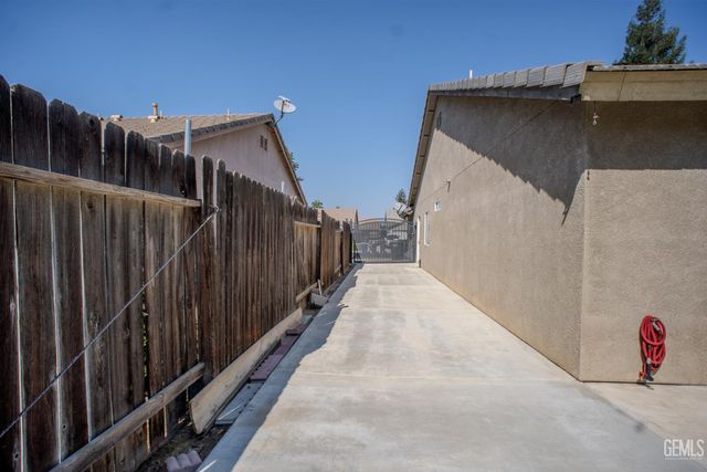 11713 Darlington Avenue, Bakersfield, CA 93312