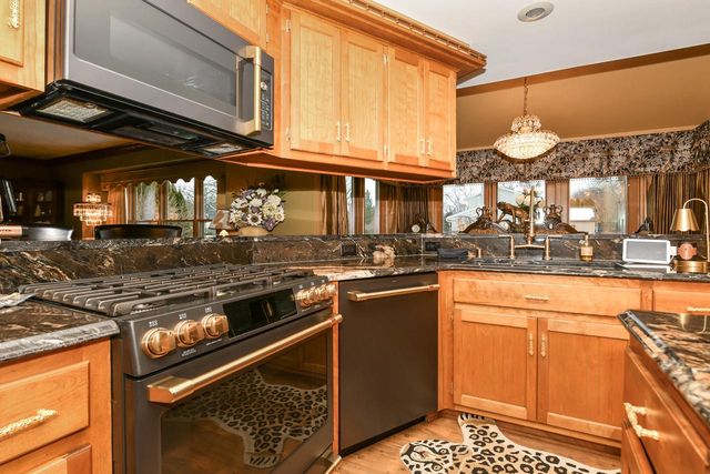 S74W14303 Settler WAY, Muskego, WI 53150