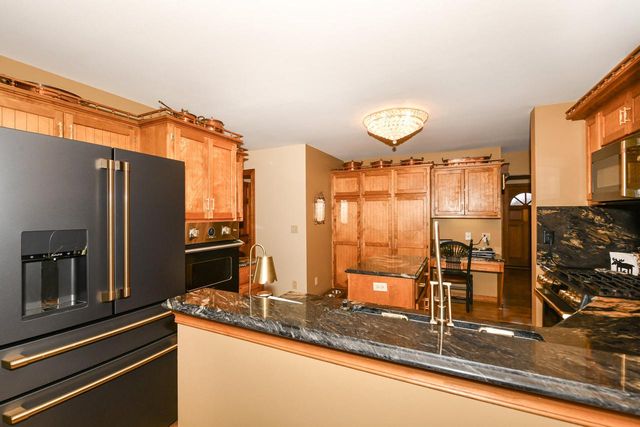 S74W14303 Settler WAY, Muskego, WI 53150