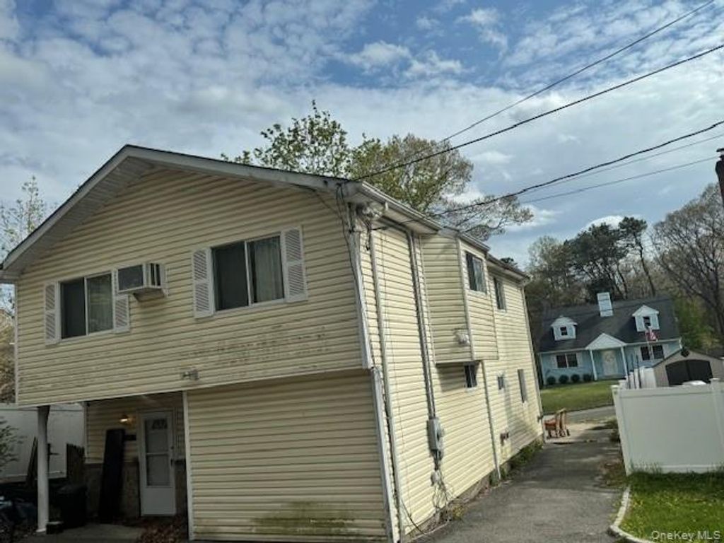 6 Willow Road, Rocky Point, NY 11778