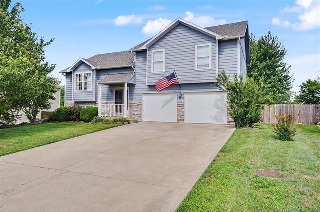953 N Hickory Drive, Tonganoxie, KS 66086
