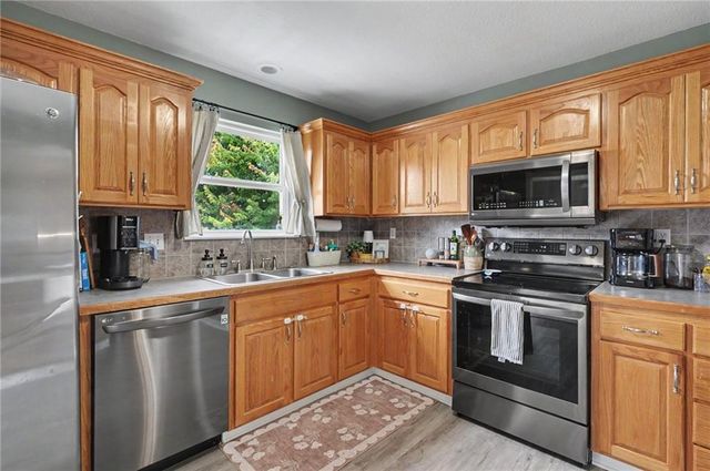 953 N Hickory Drive, Tonganoxie, KS 66086