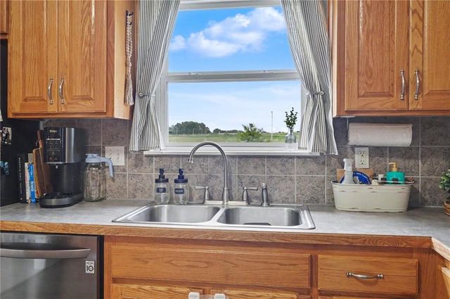 953 N Hickory Drive, Tonganoxie, KS 66086