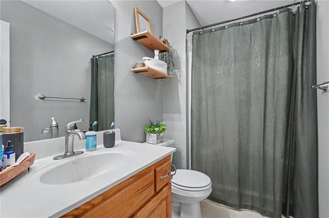 953 N Hickory Drive, Tonganoxie, KS 66086