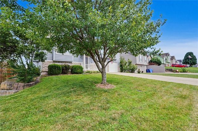953 N Hickory Drive, Tonganoxie, KS 66086
