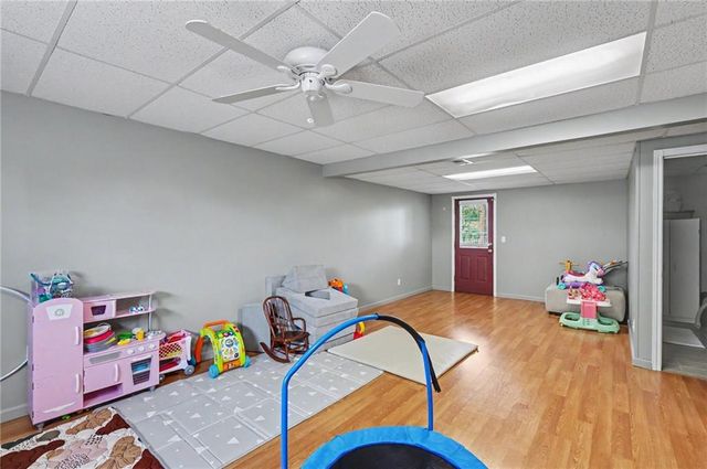 953 N Hickory Drive, Tonganoxie, KS 66086