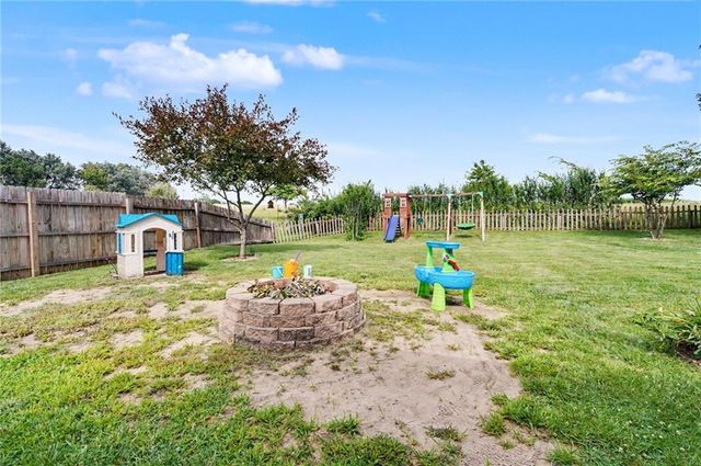 953 N Hickory Drive, Tonganoxie, KS 66086
