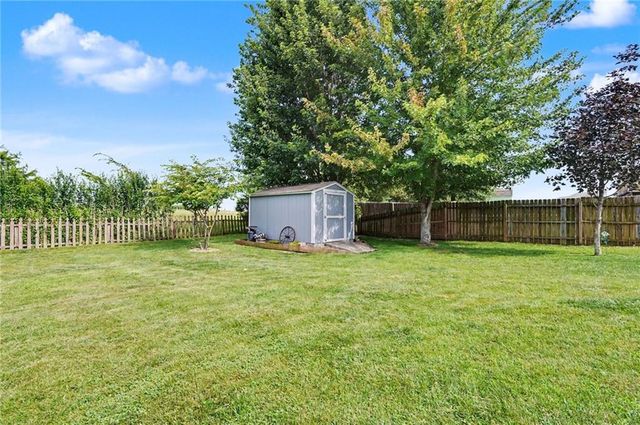 953 N Hickory Drive, Tonganoxie, KS 66086