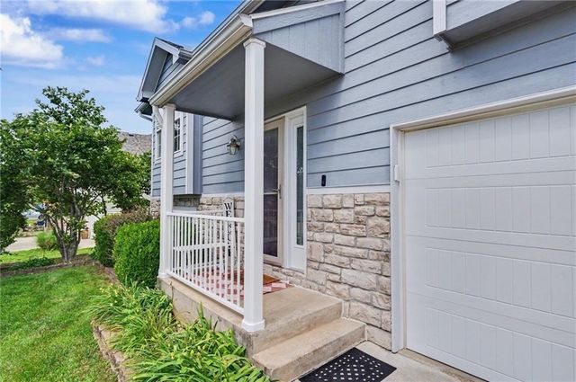 953 N Hickory Drive, Tonganoxie, KS 66086